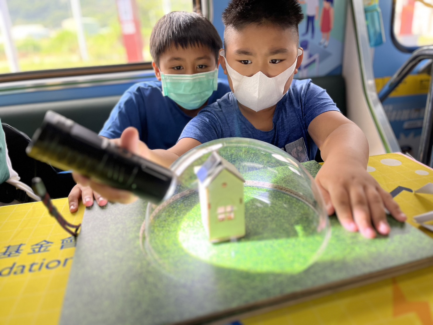 G22恒峰參與基礎科學主題車廂，以STEAM教學精神，設計「逐日科學家」、「太陽能工程師」以及「淨零建築師」三大能源科普課程和實驗